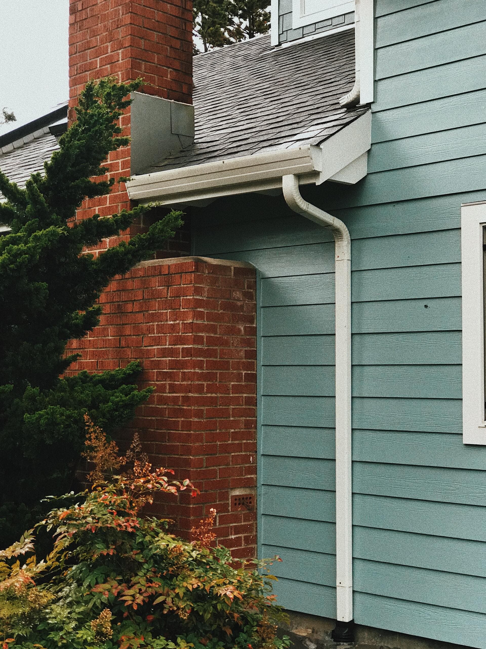 Seamless gutter installation